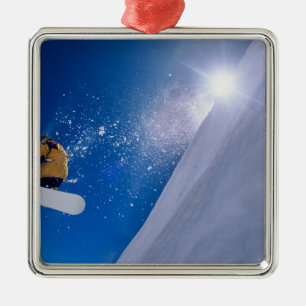 Ornamento De Metal Homem voando pelo ar em uma snowboard com