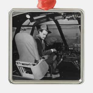 Ornamento De Metal Howard Hughes no plano de madeira do ganso Spruce