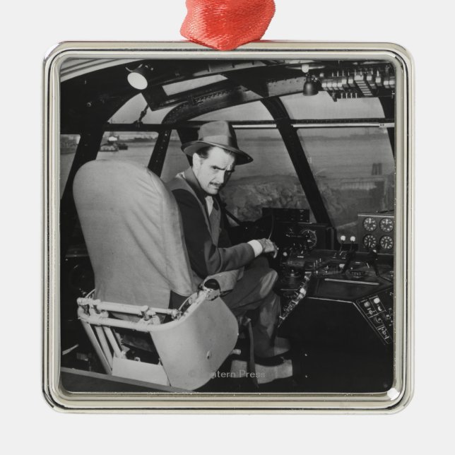 Ornamento De Metal Howard Hughes no plano de madeira do ganso Spruce (Frente)