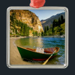 Ornamento De Metal IDAHO, barco de pesca em um Sandy Beach no<br><div class="desc">AssetID: 123155621/Steve Bly/IDAHO,  barco de pesca em um Sandy Beach nas gargantas da forquilha média do Salmon River.</div>