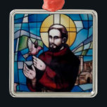 Ornamento De Metal Imagem do vitral de St Francis com pomba<br><div class="desc">Imagem bonita de St Francis em um olhar do vitral. Francis é mostrado com uma pomba que vem para ele. Presente maravilhoso para os padres, os frades, os irmãos, os Franciscans ou o qualquer um devotados ao santo. Disponível no laço, corrente chave, Tag do animal de estimação, ornamento, colar. Veja...</div>