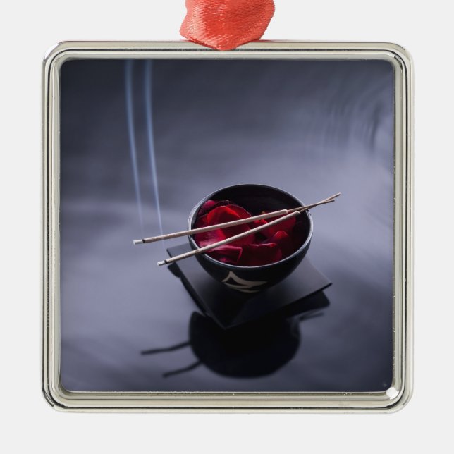 Ornamento De Metal Incenso ardente sobre a bacia de pétalas (Frente)