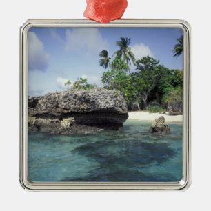 Ornamento De Metal Indonésia. Formações rochosas ao longo da costa