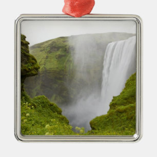 Ornamento De Metal Islândia. A cachoeira Skogarfoss cai sobre uma