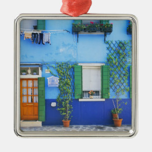 Ornamento De Metal Itália, Burano. Uma casa colorida em Burano perto