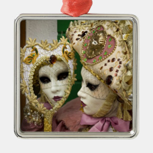 Ornamento De Metal Itália, Veneza, Ilha Burano. Mulher vestida de