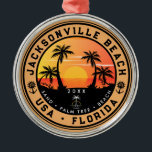 Ornamento De Metal Jacksonville Beach, Flórida tropical Retro Sunset<br><div class="desc">Jacksonville Beach Flórida Vintage, 60s Souvenirs. Jacksonville Beach Florida - Retro Tropical Palm Tree 60s Souvenirs Vintage design faz um excelente de Natal ou presente de aniversário para fãs da praia de Jacksonville Beach. A design de vibração de verão é um presente perfeito para amantes de viagem e fãs das...</div>