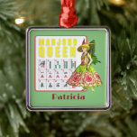 Ornamento De Metal Kitschy Mahjong Queen Personalizada<br><div class="desc">Kitschy & legal magnet para amantes de Mahjong apresenta vintage figurando como recorte de fada,  azulejos mahjong e texto "mahjong rainha" sobre fundo verde claro. Personalizar com nome ou monograma</div>