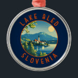 Ornamento De Metal Lago Bled Eslovênia Viagem Art Vintage<br><div class="desc">Design de arte vetorial do lago Bled. O lago Bled é um lago nos Alpes Julianos da região do Alto Carniolan,  no noroeste da Eslovênia,  onde se junta à cidade de Bled.</div>