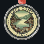 Ornamento De Metal Lago Como Itália Ilustração Crachá Viagem Art<br><div class="desc">Lago Como painterly art design. O lago Como,  no Norte da Lombardia,  na Itália,  é uma zona de alto escalão conhecida pela sua paisagem dramática,  colocada contra os pés dos Alpes.</div>
