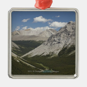 Ornamento De Metal Lago mountain em um vale com céu azul