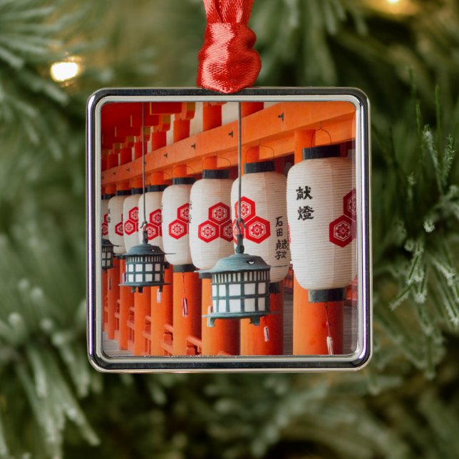 Ornamento De Metal Lanterna dentro Itsukushima Shrine (Árvore)