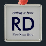 Ornamento De Metal Letra de Variação de Faculdade ou Segundo grau Kee<br><div class="desc">Clique em "personalizar" para personalizar este presente com seu próprio plano de fundo e esquemas de cor de fonte.</div>