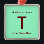 Ornamento De Metal Letra de Variação de Faculdade ou Segundo grau Kee<br><div class="desc">Clique em "personalizar" para personalizar este presente com seu próprio plano de fundo e esquemas de cor de fonte.</div>