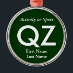 Ornamento De Metal Letra de Variação de Faculdade ou Segundo grau Kee<br><div class="desc">Clique em "personalizar" para personalizar este presente com seu próprio plano de fundo e esquemas de cor de fonte.</div>