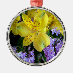 Ornamento De Metal Lírios Amarelos e Flores Lilases Roxos