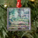 Ornamento De Metal Lírios de Água Brancos | Claude Monet<br><div class="desc">Lírios Brancos (1899) | Os lírios brancos de Claude Monet são uma pintura serena e cativante da sua série icônica de lírios aquáticos. Esse trabalho retrata uma lagoa tranquila adornada com delicadas flores brancas de lírio e almofadas verdes de lírio flutuando em sua superfície refletora. O estilo impressionista de Monet...</div>