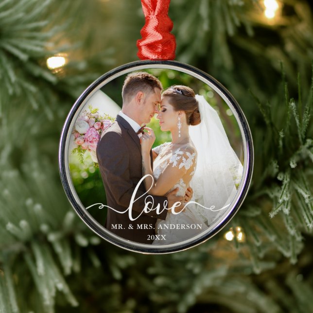 Ornamento De Metal Love Elegant Script Sr. e Sra. Wedding Foto (Árvore)