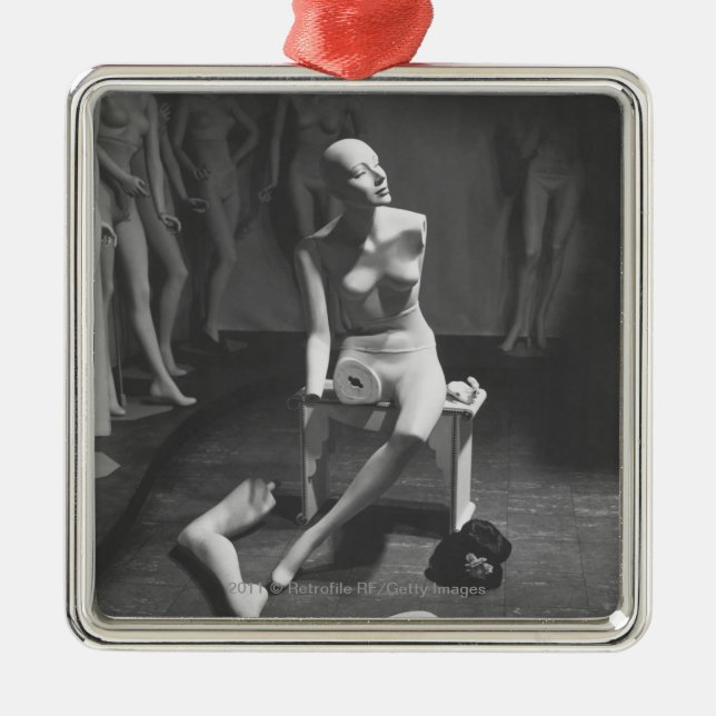 Ornamento De Metal Manequim com o pé e o braço removidos (Frente)