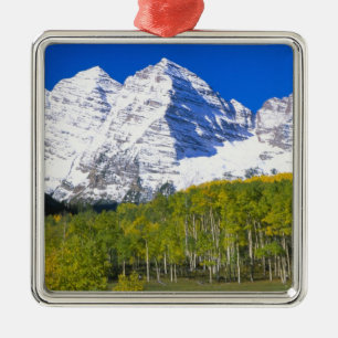 Ornamento De Metal Maroon Bells com floresta de outono.