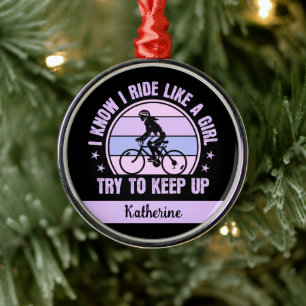 Ornamento De Metal Menina de ciclismo tenta manter a bicicleta retrô