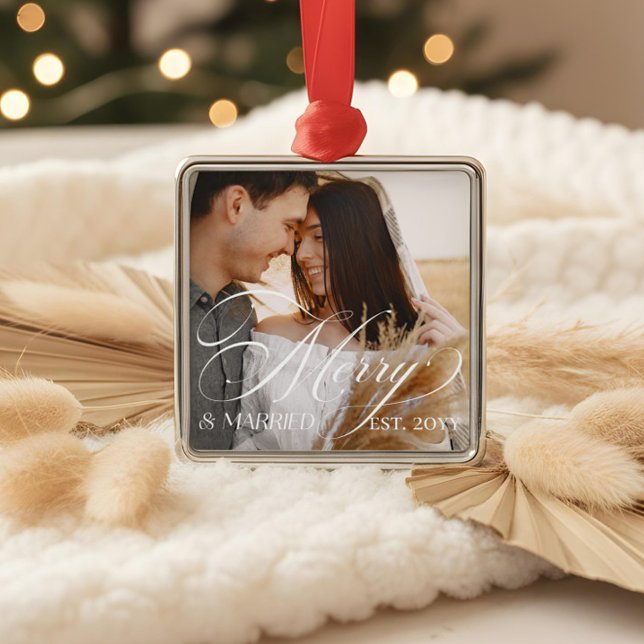 Ornamento De Metal Merry & Married Elegant Script Newlyweds Photo (Merry & Married Elegant Script Newlyweds Photo Metal Ornament)
