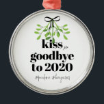 Ornamento De Metal Mistletoe Kiss Adeus a 2020 "Do-Over Funny Humor"<br><div class="desc">Pode ser personalizado para atender às suas necessidades. As cores e as fontes podem ser alteradas para corresponder ao seu tema. © Gorjo Designs. Feito para você através da plataforma Zazzle. // Precisa de ajuda para personalizar o seu design? Tem outras ideias? Sinta-se à vontade para entrar em contato comigo...</div>