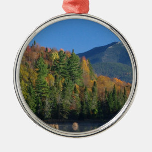Ornamento De Metal Montanha Whiteface sobre o Pequeno Lago Cherrypatc