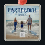 Ornamento De Metal Mudança personalizada de Myrtle Beach para qualque<br><div class="desc">Um ornamento personalizável de Myrtle Beach, na Carolina do Sul, com data flexível para o ano e uma cena ensolarada de terra, mostrando uma família feliz que desfruta do belo surf e areia da Grande Estrada. Como o texto do script neste ornamento é totalmente personalizável, você pode mudar o nome...</div>
