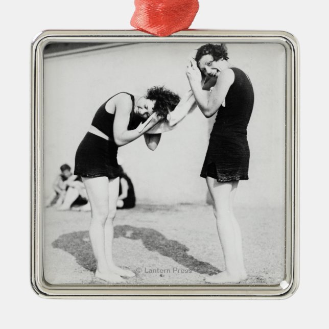 Ornamento De Metal Mulheres que secam seu cabelo na praia (Frente)