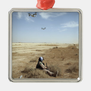 Ornamento De Metal MV-22B Ospreys sobrevoam o Hospital de Marinhos do