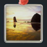 Ornamento De Metal N.A., EUA, Oregon, Cannon Beach Sunset com<br><div class="desc">NA,  EUA,  Oregon,  Cannon Beach Sunset com haystack e rochas agulhas � Darrell Gulin/ DanitaDelimont.com</div>