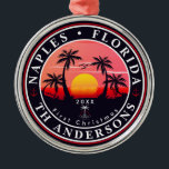 Ornamento De Metal Nápoles Florida Beach Retro Sunset Palm Tree 80s<br><div class="desc">Estas personalizadas Nápoles na Flórida Retro 60 Palmeiras Souvenirs. Nápoles Flórida, lembranças retrógradas de praia. viagem para amantes de verão. este design de época retrógrada é uma ideia de feriado, aniversário e presente de férias de verão. - Você pode personalizar o modelo, adicionando um nome de sua cidade ou local,...</div>