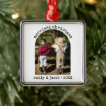 Ornamento De Metal Natal de Arch Simples e Minimalista com Foto Moder<br><div class="desc">Apresentando o nosso moderno Cartão de Natal de Arca Simples e Simples de Foto Minimalista, uma tomada contemporânea do clássico cartão de Natal preto e branco com um toque do tartan de xadrez preto de Buffalo. Este cartão de Natal da família é a escolha perfeita para capturar o espírito da...</div>