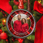 Ornamento De Metal Natal do Tartan da Xadrez Vermelha Tradicional<br><div class="desc">Um padrão clássico de tartan vermelho-xadrez atrás da sua fotografia de família de férias para um Enfeites de natal festivo e tradicional. Presente de Natal simples e bonito.</div>