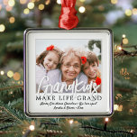 Ornamento De Metal Netos Fazem a Vida Grande 1 Foto Avós<br><div class="desc">Comemore as alegrias simples dos feriados com um ornamento personalizado de metal quadrado branco e preto fotográfico. Imagem e todos os textos neste modelo são fáceis de personalizar, incluindo a citação que diz "Netos fazem a vida grandiosa." (DICA DE IMAGEM: Uma maneira fácil de centralizar uma foto exatamente como você...</div>