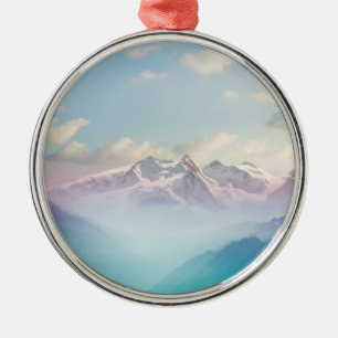 Ornamento De Metal Névoa da manhã em um vale alpino