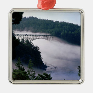 Ornamento De Metal Nevoeiro deriva sob a ponte Deception Pass em