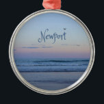 Ornamento De Metal Newport Beach California Ocean Sunrise Blue<br><div class="desc">Newport Beach California Ocean Sunrise Blue Linda fotografia do nascer da praia de Newport. Você pode se sentir sentado lá em paz e serenidade enquanto o pássaro voa pelo ar e a brisa do oceano flui em seu rosto. Escute as ondas de luz enquanto elas rolam e lembre-se de umas...</div>
