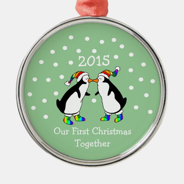 Ornamento De Metal Nosso Primeiro Natal Juntos 2015 (Pinguins LGBT) (Frente)