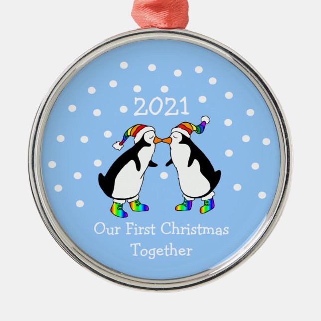Ornamento De Metal Nosso Primeiro Natal Juntos 2021 (Pinguins LGBT) (Frente)