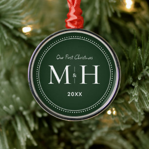 Ornamento De Metal Nosso Primeiro Natal, Newweds, Monograma Verde