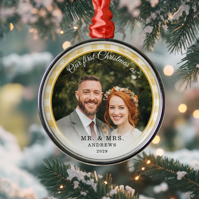 Ornamento De Metal Nosso Primeiro Natal, Sr. e Sra. Foto Yellow Gingh (Our First Christmas-Mr.&Mrs. Photo Yellow Gingham Metal Ornament)