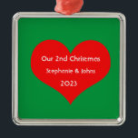Ornamento De Metal Nosso Segundo Natal Juntos Coração Vermelho Bonito<br><div class="desc">Nomes personalizados e impressos com design de coração vermelho giro em fundo verde sólido. Sinta-se à vontade para personalizar adicionando seus próprios textos,  nomes ou fotos. Você pode adicionar sua foto no verso do ornamento facilmente! A cor do plano de fundo também pode ser alterada conforme você quiser.</div>
