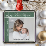 Ornamento De Metal Nova Mãe Primeira Foto De Natal<br><div class="desc">Celebre seu primeiro ano como mãe com este ornamento especial de manutenção. Personalize este encantador ornamento verde da árvore de Natal com uma foto de você e seu bebê,  e o nome e a data de nascimento do seu bebê.</div>