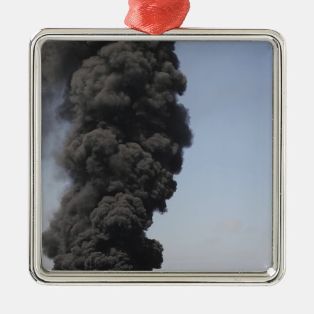 Ornamento De Metal Nuvens escuras de fumaça e fogo emergem (Frente)