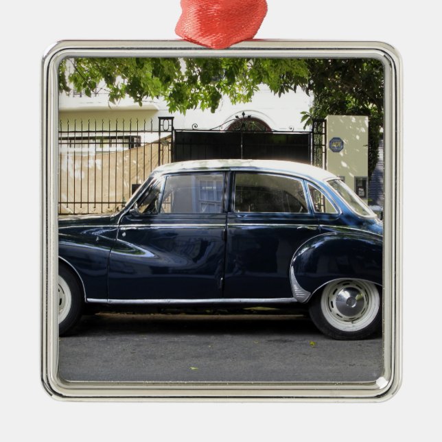 Ornamento De Metal O carro de Audi era velho, mas muito bem guardado. (Frente)