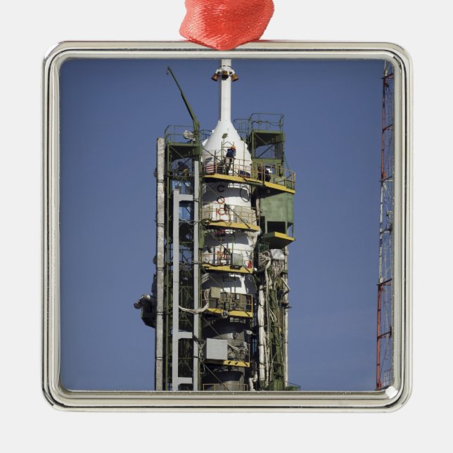 Ornamento De Metal O foguete Soyuz é erguido em posição (Frente)