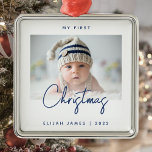 Ornamento De Metal O Marinho de Natal do Bebê de Foto Mínima é Azul<br><div class="desc">Celebrar o primeiro Natal do bebê com este moderno ornamento minimalista de manutenção de fotos. O texto azul marinho diz "O meu primeiro Natal", com a palavra "Natal" em letra de imprensa. Substitua facilmente a imagem de exemplo pela sua foto favorita e adicione o nome do bebê e o ano...</div>