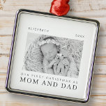 Ornamento De Metal O nosso primeiro Natal como mãe e Pai moderna Chic<br><div class="desc">Design é composto por tipografia quic moderna com sans serif e serif font. Adicione uma foto personalizada de bebê e ano.</div>